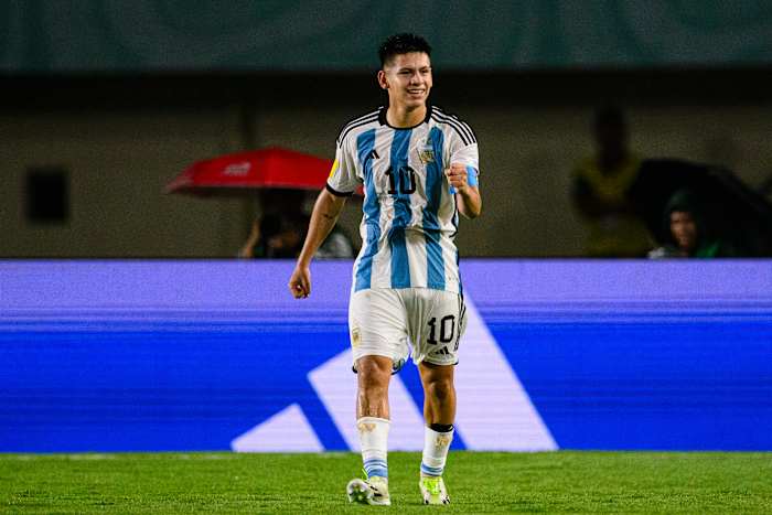 Joven argentino Claudio Echeverri, quien ha causado sensación en el Mundial Sub-17.